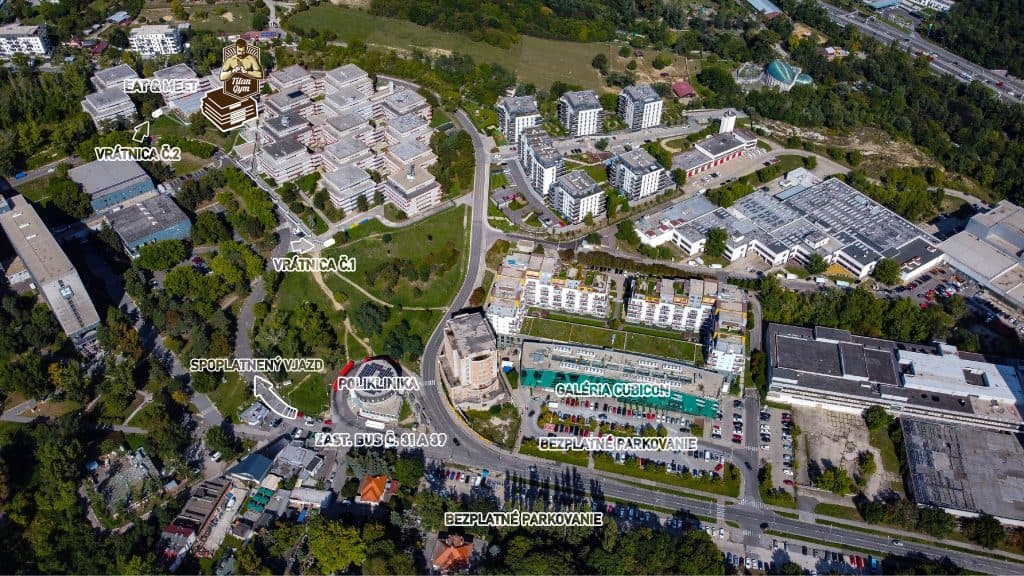 Letecká fotka areálu internátov v Mlynskej doline s vyznačenou polohou Titan Gym pri jedálni Eat & Meet, vrátnicami č. 1 a č. 2, spoplatneným vjazdom, zástavkou MHD a bezplatným parkovaním pri OC Galéria Cubicon.